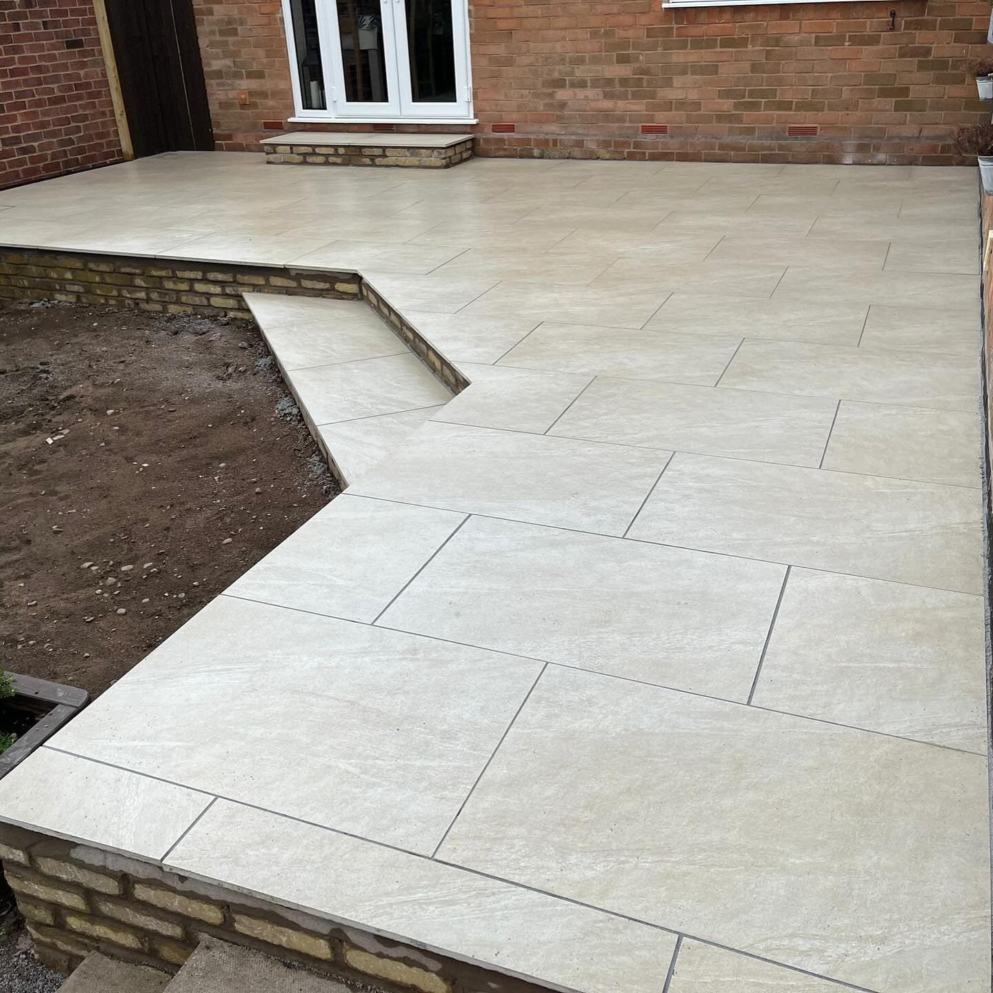 Porcelain patio with brick step